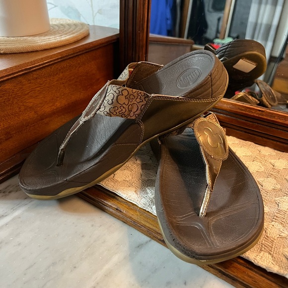 Fitflop Shoes - FITFLOP Swirl Disney Mickey Mouse Faux Leather Toe Thongs Women's Size 10